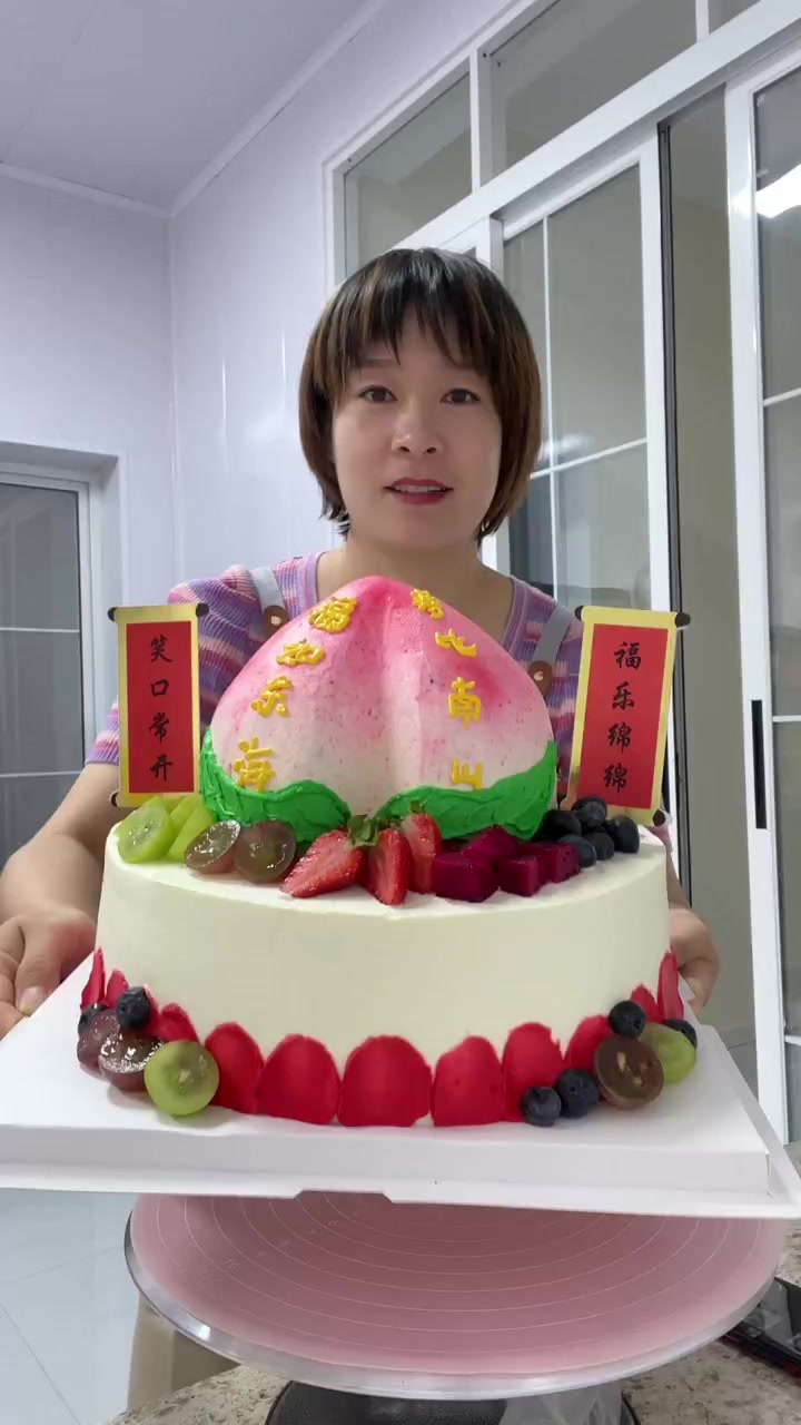 今天一块做了两个双层大蛋糕，寿桃一年没做了，还得边琢磨边做哈哈