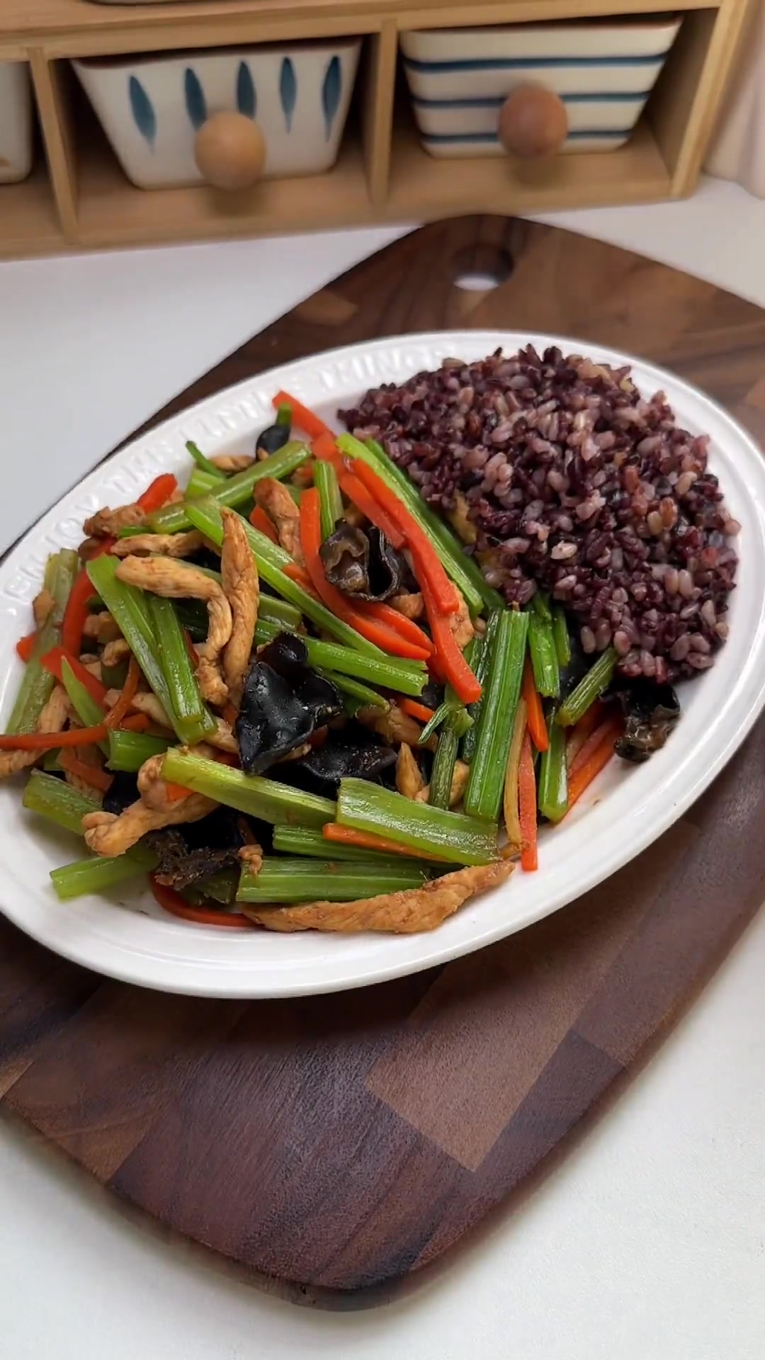 低脂低热量的芹菜炒鸡胸肉，会吃才会瘦，主食蛋白质蔬菜缺一不可