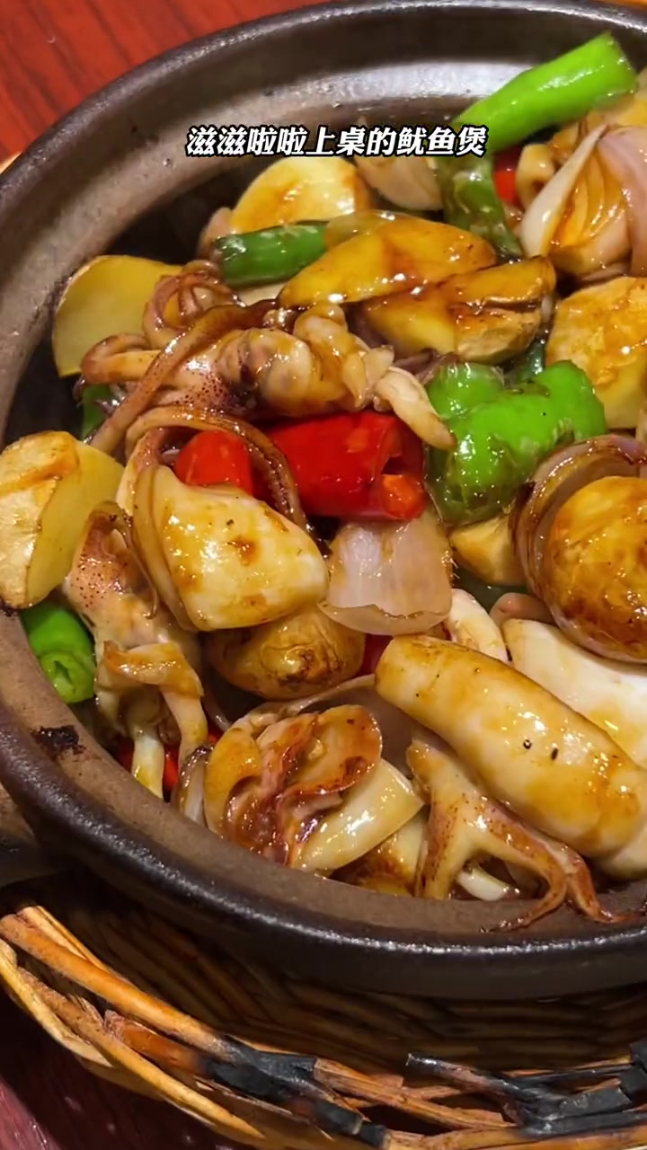 肉香汤足牛腩牛杂煲，复古装修，小料一绝！