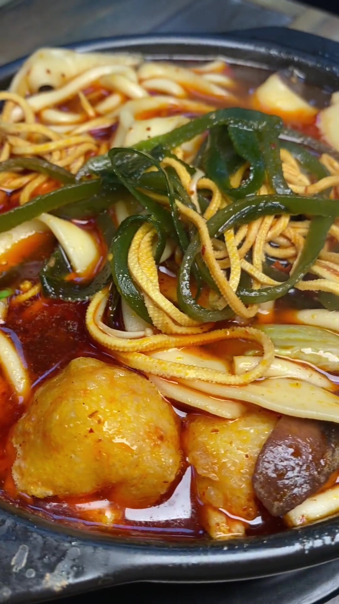 从鸡西去鸡东吃一家好吃的土豆粉。炸串也很香，方方面面都不错