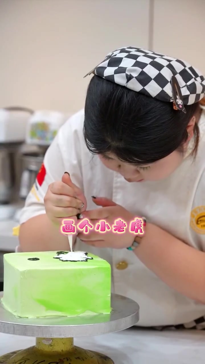 快来看学姐学妹做的老虎蛋糕,你喜欢学姐还是学妹呢