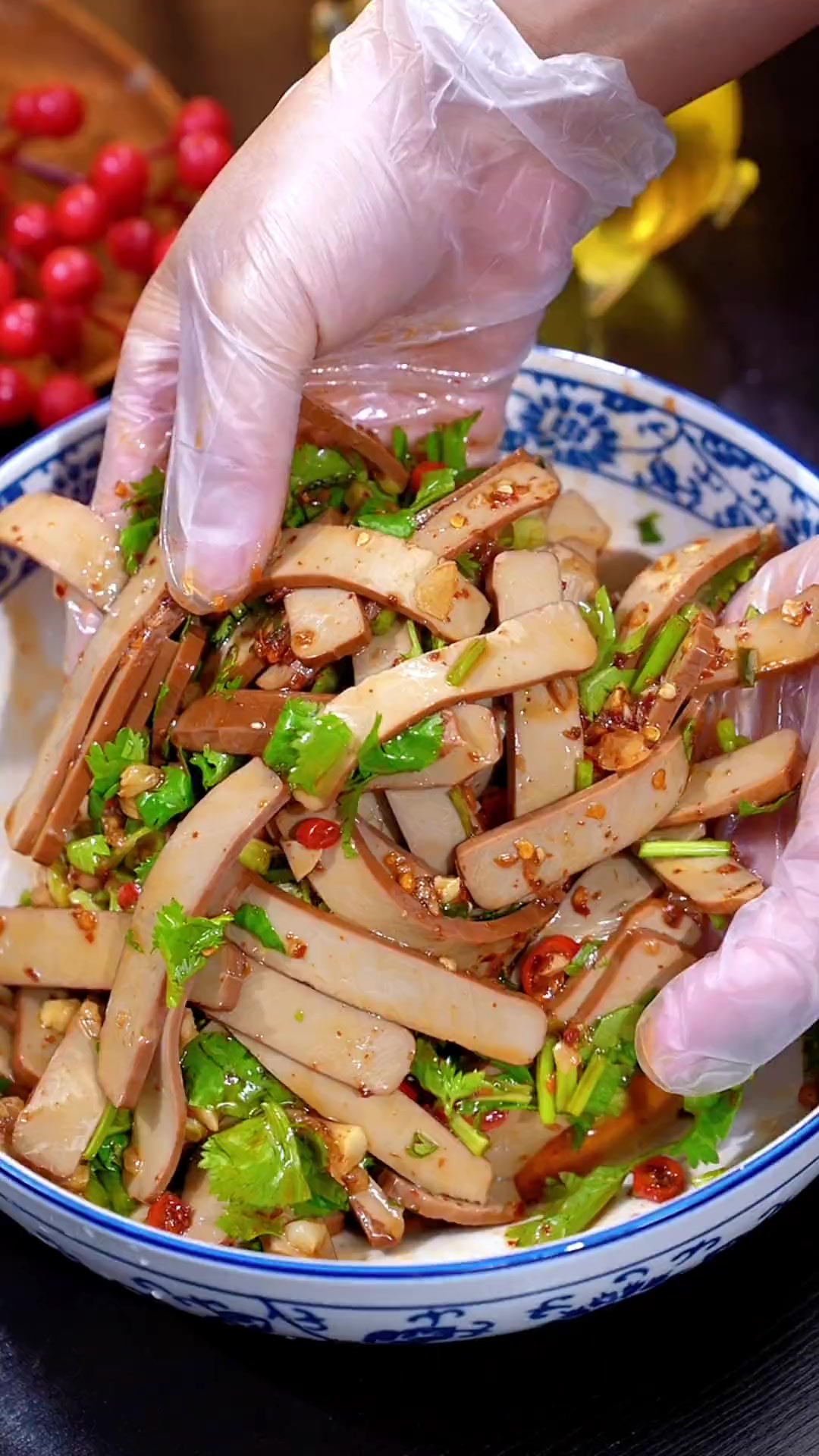 这个凉拌鸡蛋干简直是我夏天的最爱，嫩滑爽口又开胃，一个星期我恨不得吃8次，拿肉我也不换的