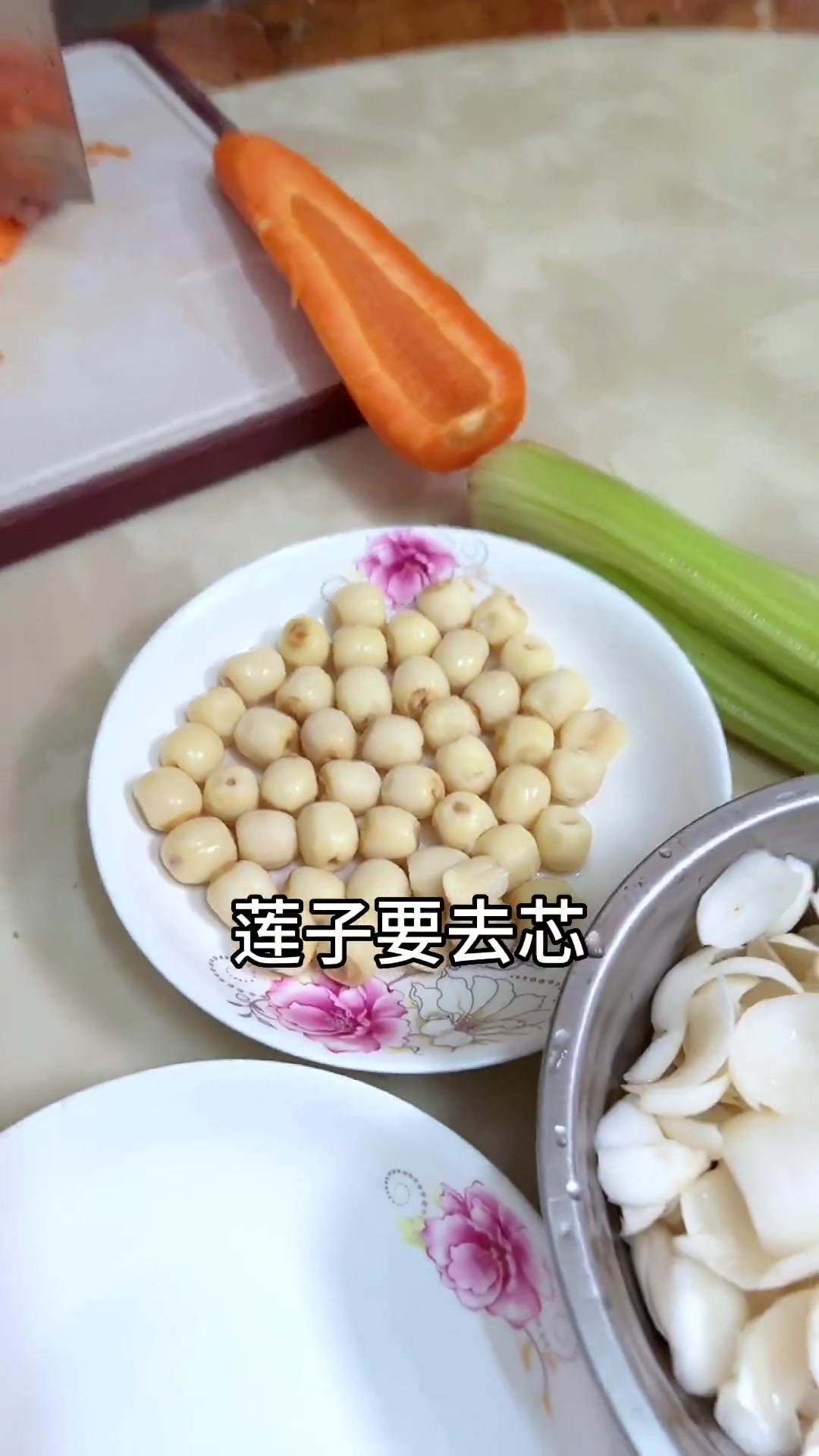 莲子蒸百合做法简单,鲜甜美味,老人小孩都爱吃!