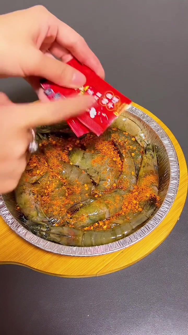 锡纸烤大虾,简单调味,空气炸锅180度15分钟搞定!