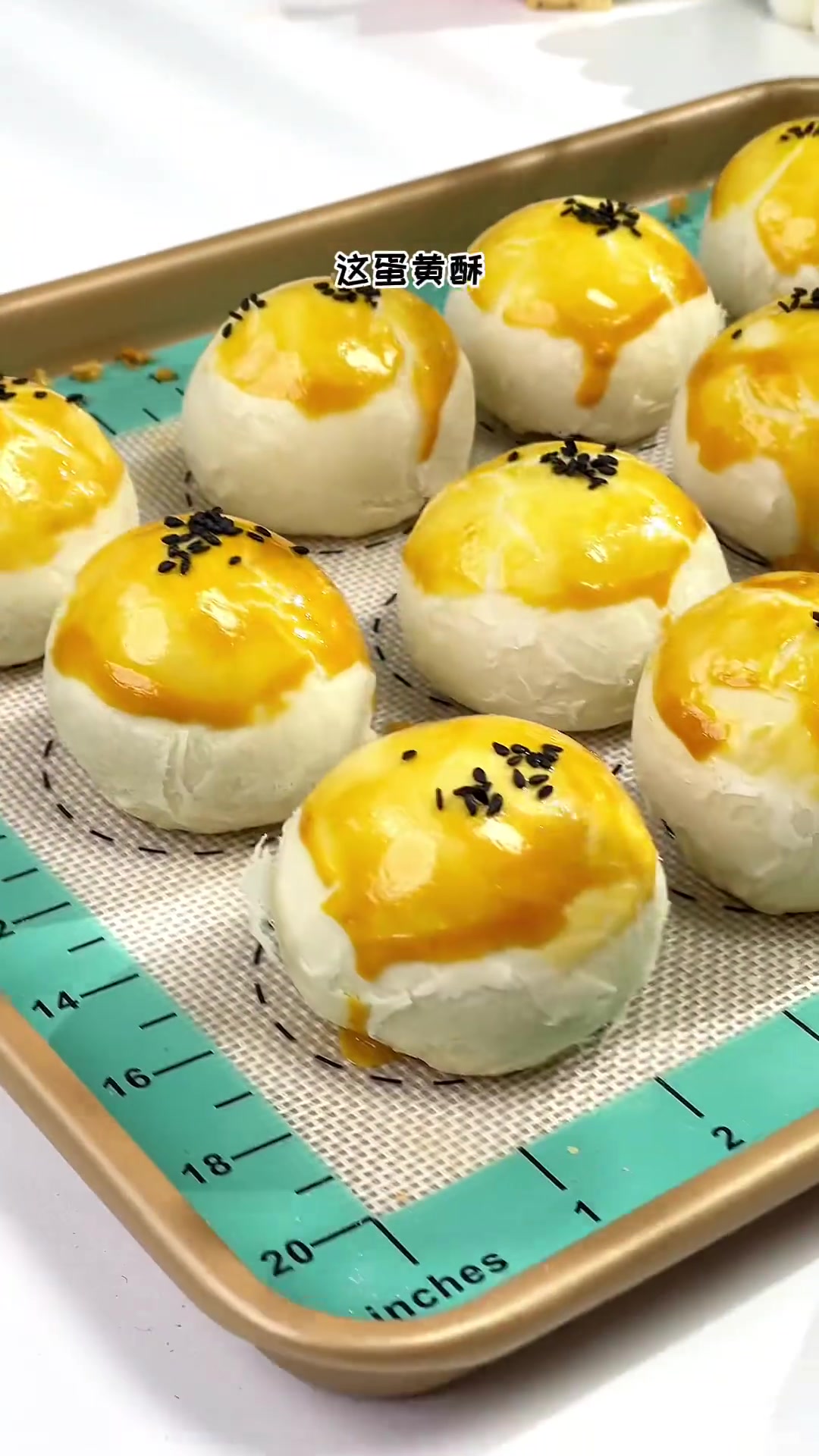 蛋黄酥今天我要和大家分享一款经典又美味的蛋黄酥制作方法，过程简单易学，一看就会