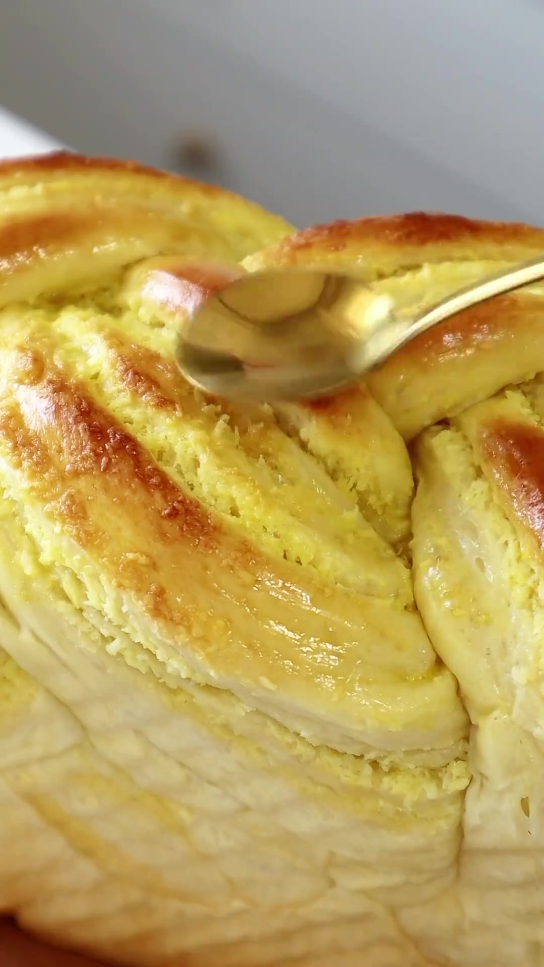 椰香奶酥吐司面包出炉,表面酥脆,内松软香甜