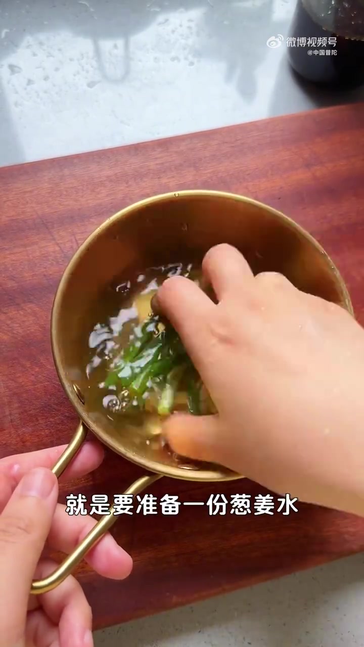 江浙沪经典家常菜!肉饼蒸蛋保姆级教程来啦～选块三肥七瘦前腿肉,让老板去皮后,洗净切块打成肉