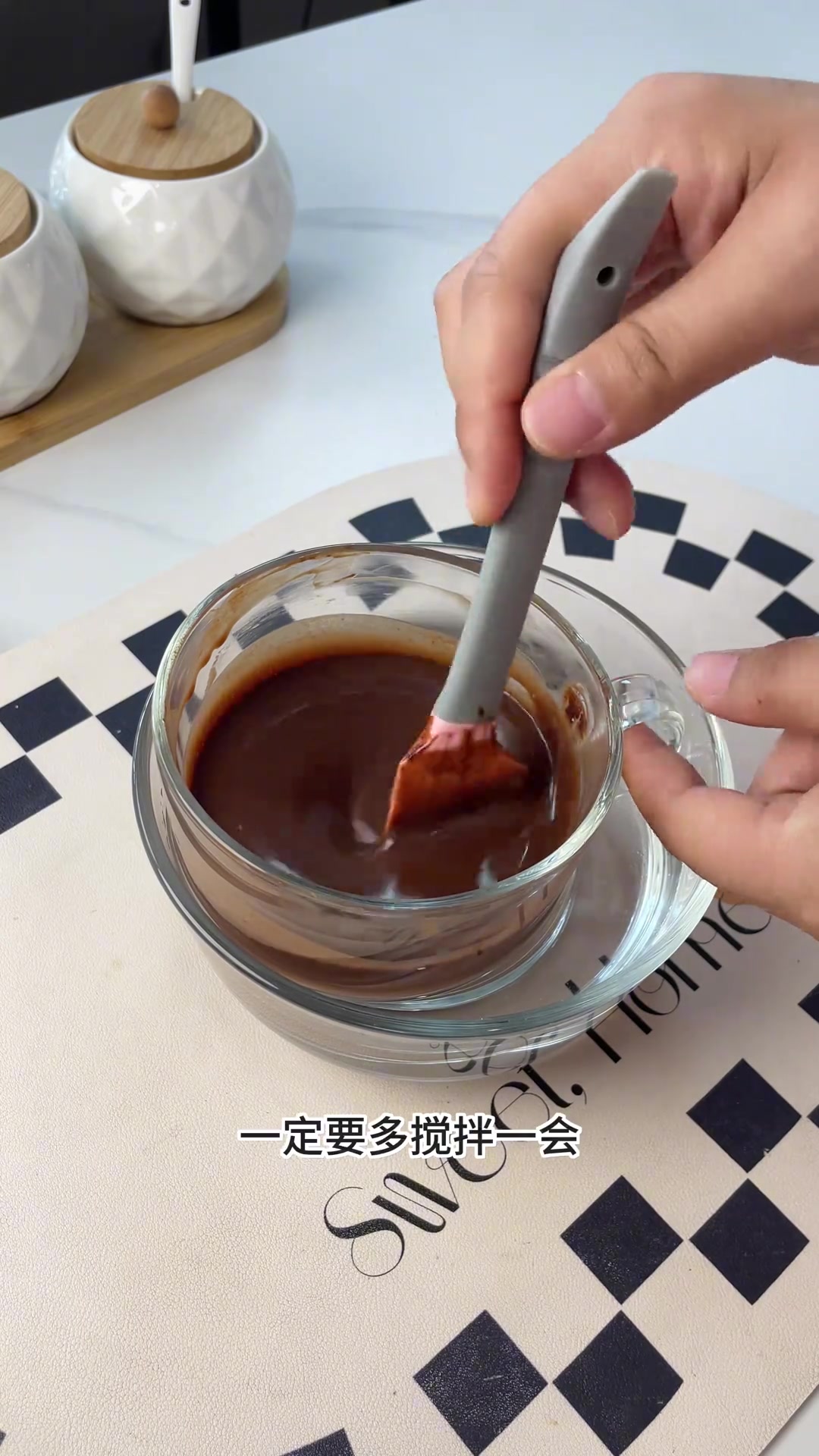 不用烤箱，轻松制作巧克力慕斯蛋糕，简单搅拌零失败