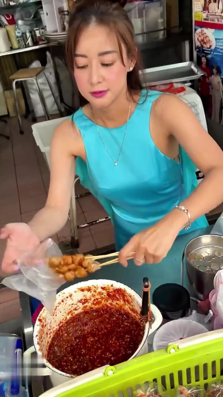 印度美女老板娘的这个烤鱼丸真的巨好吃!