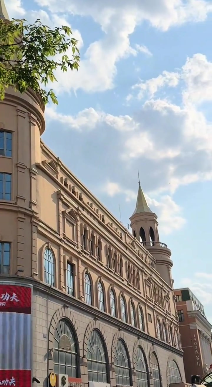 我喜欢在中央大街闲逛，如翻阅历史书页般耐人寻味