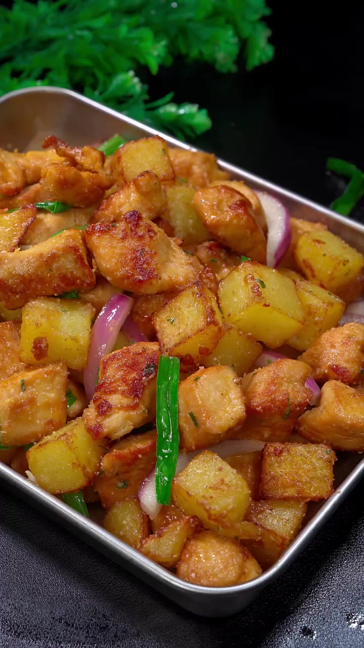 把土豆和鸡肉煎一煎,大人孩子都爱吃