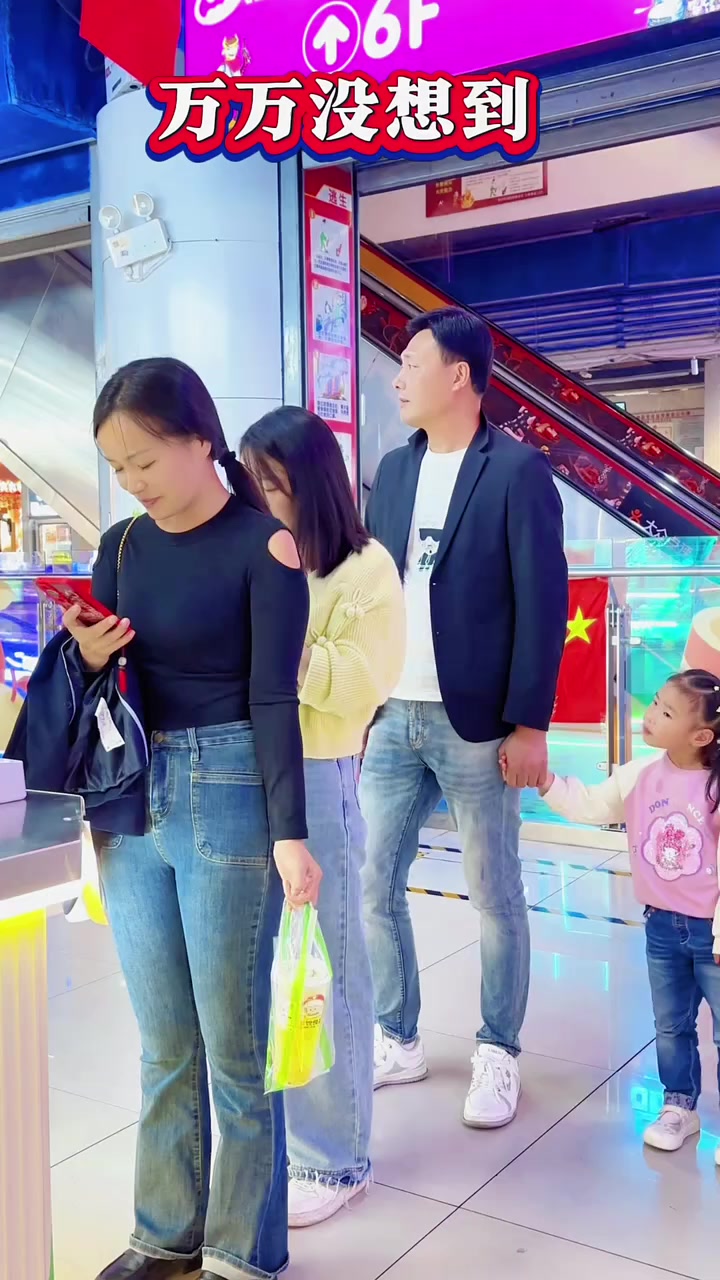 无意间拍到萌娃偷喝奶茶，这也太可爱了吧