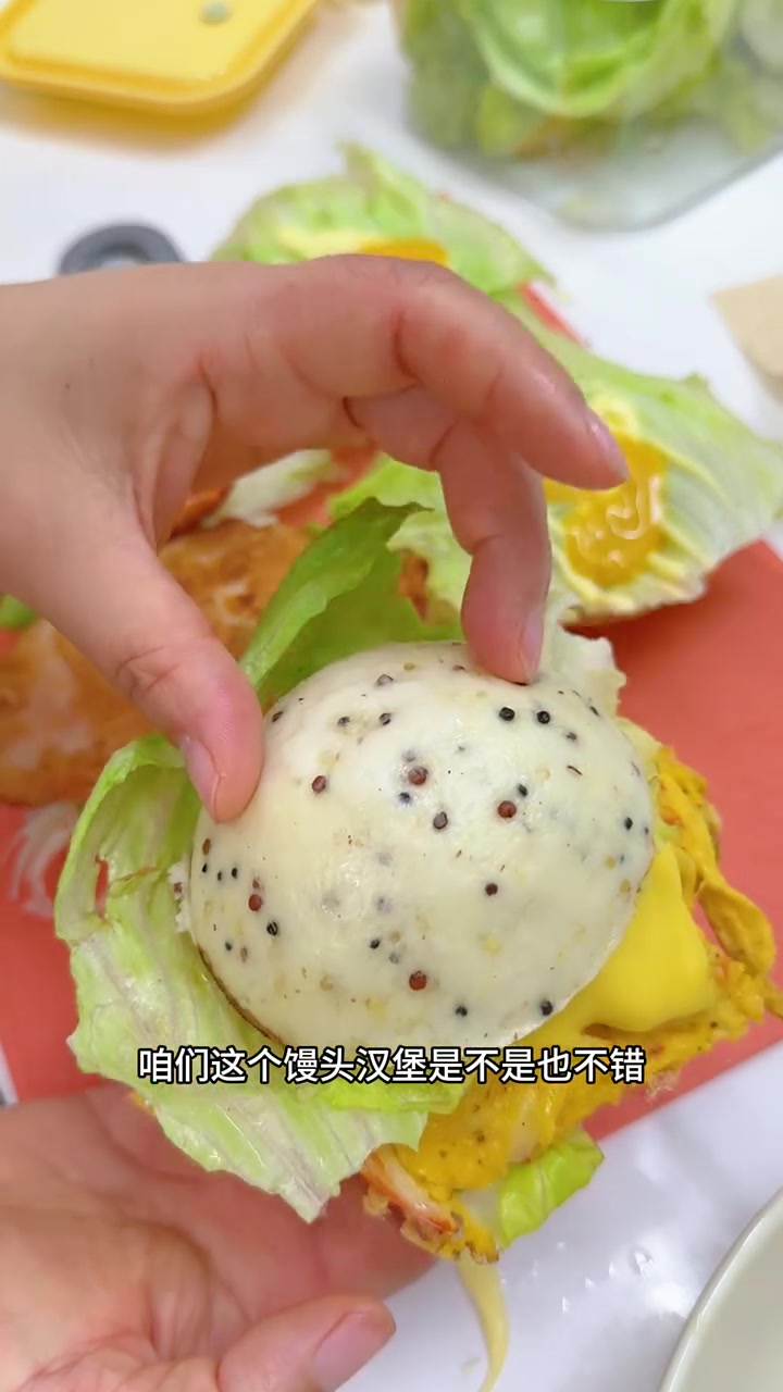 用昨晚做的“山药藜麦馒头”给娃做的「中式汉堡」配上「牛肉粥」那也是相当哇塞！又是美好的一餐