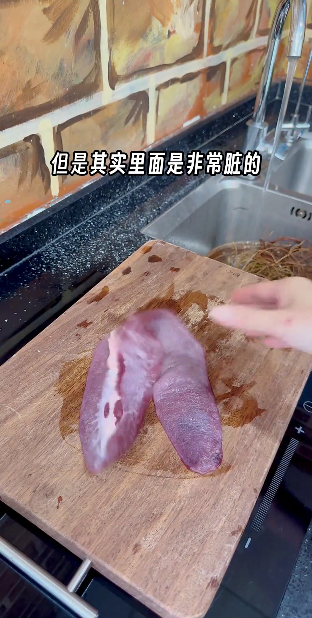 熬夜必喝！秋季去肝火多喝鸡骨草猪横脷汤！材料：鸡骨草1-2扎猪横脷一条（要剪去白的筋络，要