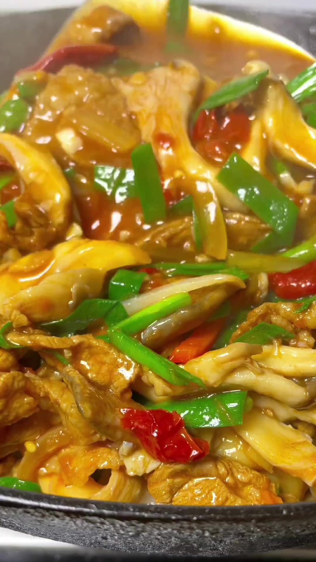 蘑菇肉拌面，蒜苔炒鸡蛋家常拌面好吃营养又健康