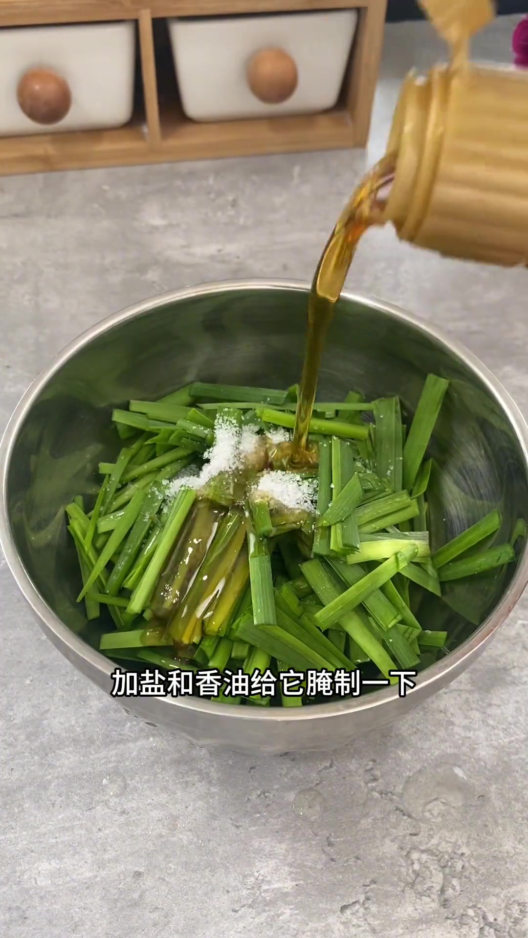 又到了吃鲜芝麻叶的季节，芝麻叶营养丰富，做出来的糊汤面汤鲜味美