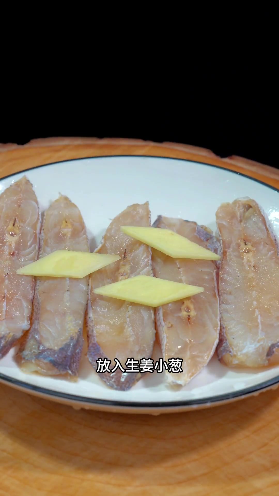 来温州一定要尝尝温州特产鮸鱼干，新鲜晒制肉质鲜嫩