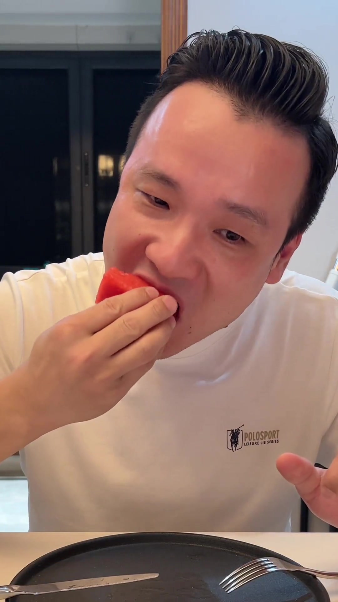 胖哥说总得奢侈一把,吃一个蓝鳍金枪鱼中腹,你们吃过吗?