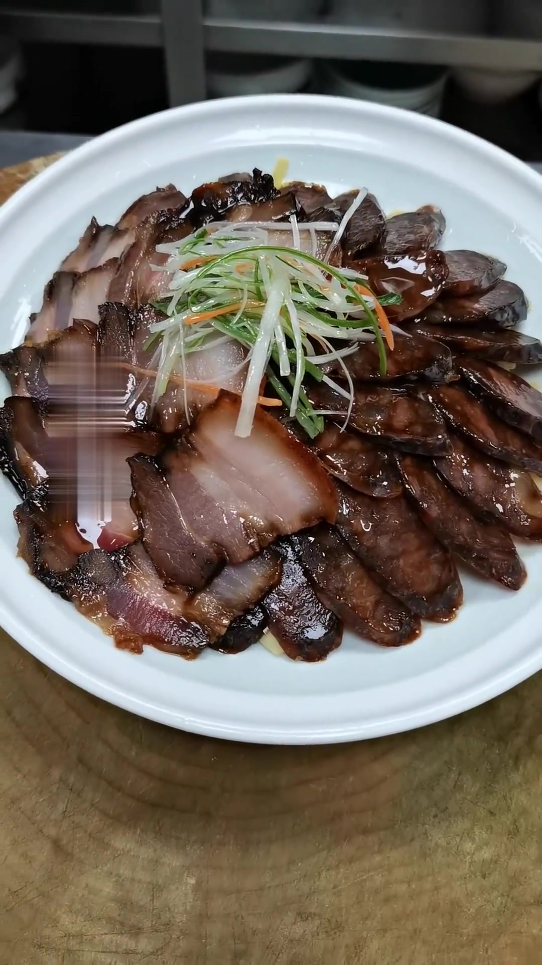 大家爱吃的腊肠腊肉在秋冬季节备受欢迎，肉质鲜美紧实越吃越香，跟着老陈一起分享一道“腊味双蒸