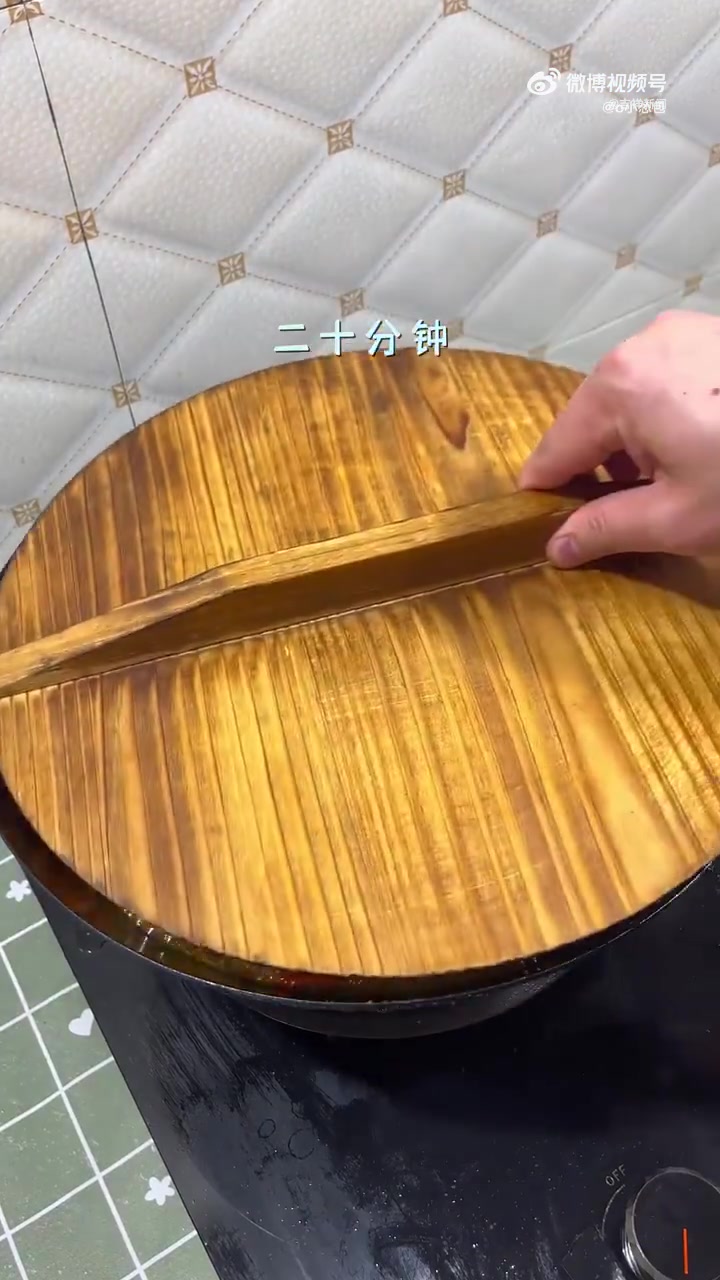 近日,小龙虾市场迎来“冰火两重天”,价格暴跌近60%,一斤售价从高点的四五十元跌至十几元…