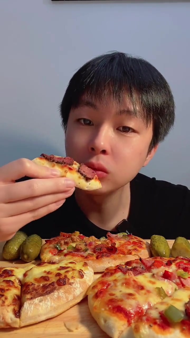 终于实现披萨自由了,你们喜欢吃哪个口味的呢?