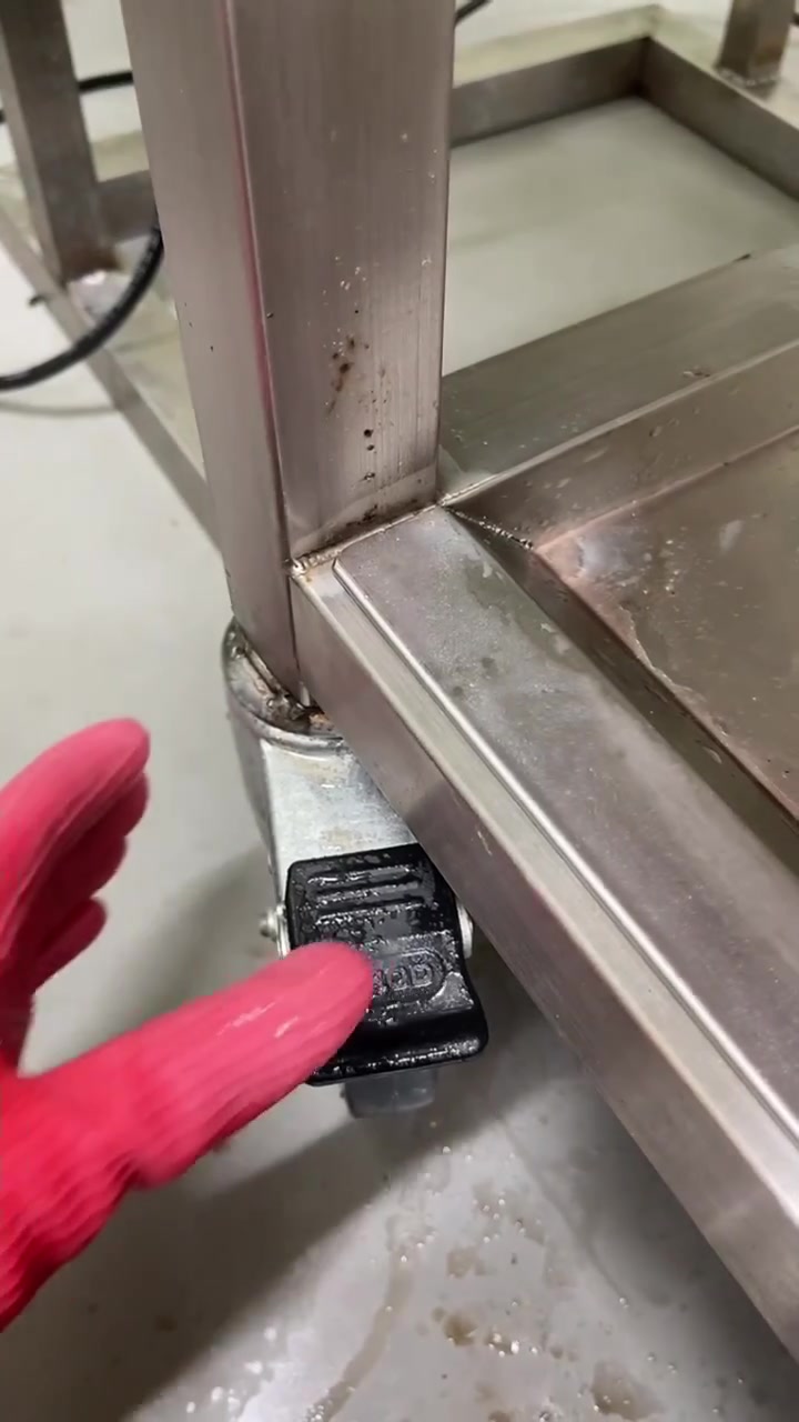 让大家看看北京烤鸭的制作过程,看完你们还会觉的一只烤鸭550元,没有那么贵了