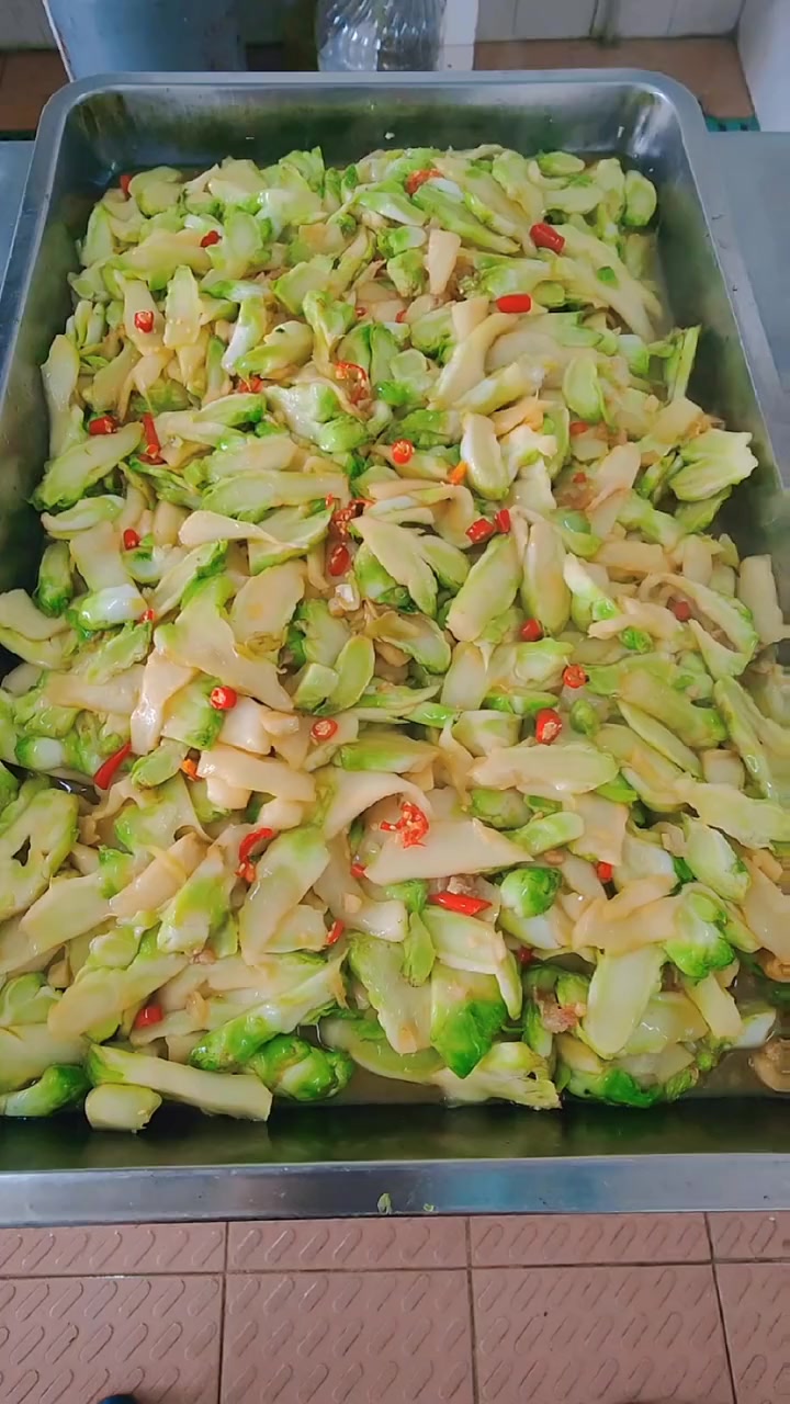 卤鸭腿,剁椒葱煎蛋饼,儿莱,西红柿鸡蛋汤,煎鸡蛋饼要时间呀
