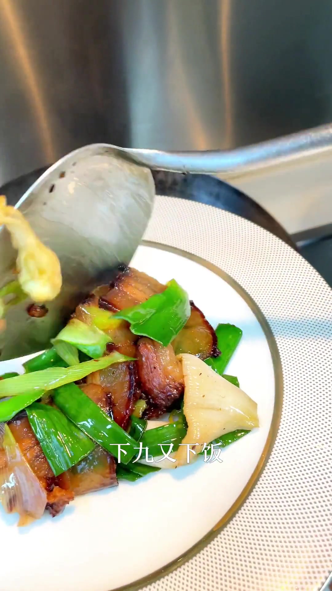 蒜苗炒腊肉怎么炒腊肉香而不柴，不咸不淡，下酒又下饭！