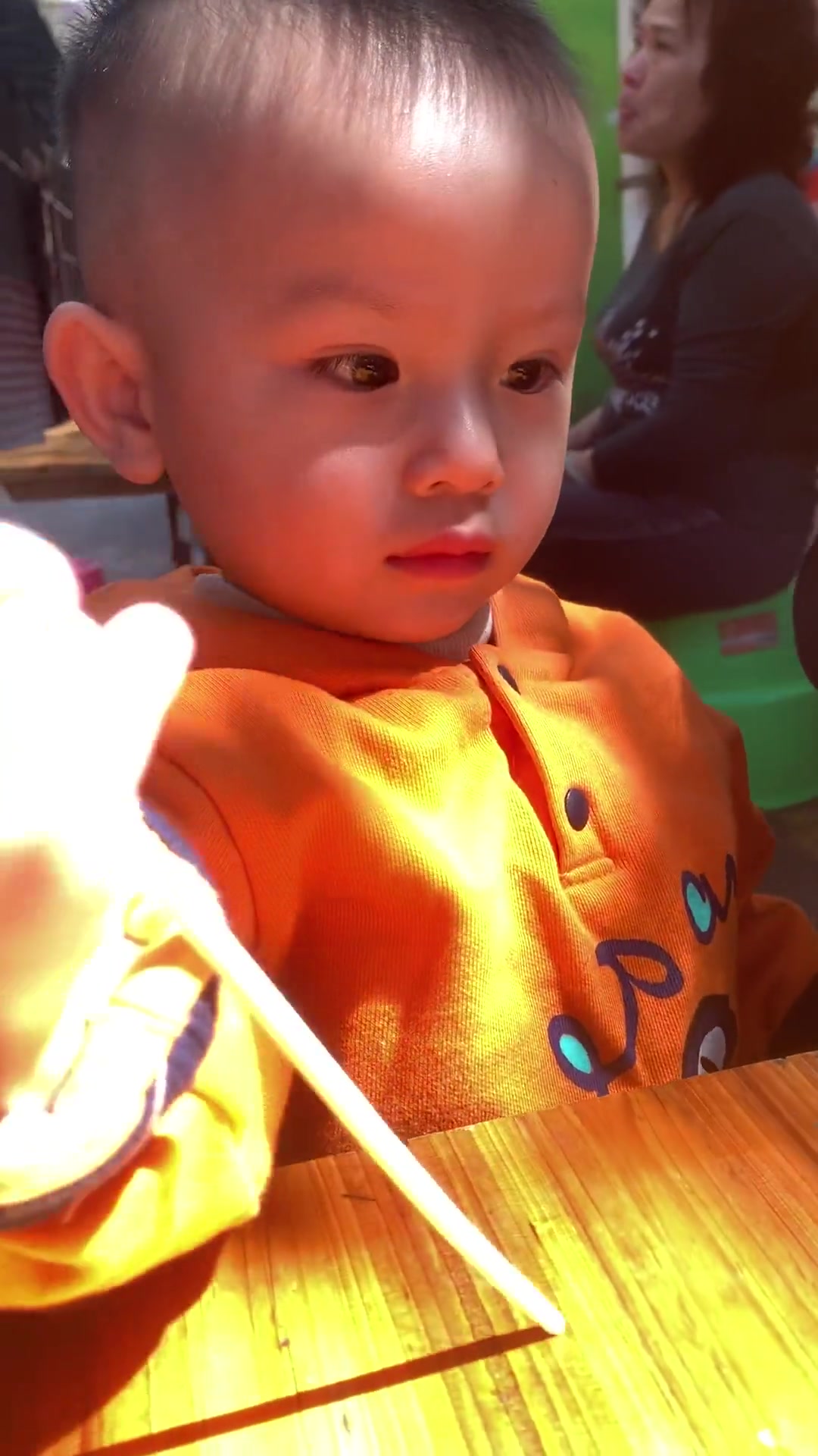 小巷里的早餐店味道也不错哦!阳光透过树叶照射到你的小脸上,温暖而美好!