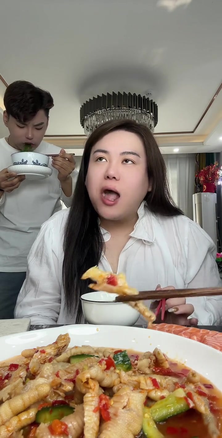 三人分享肉燕、海带汤和酸辣乌鸡爪，超美味！