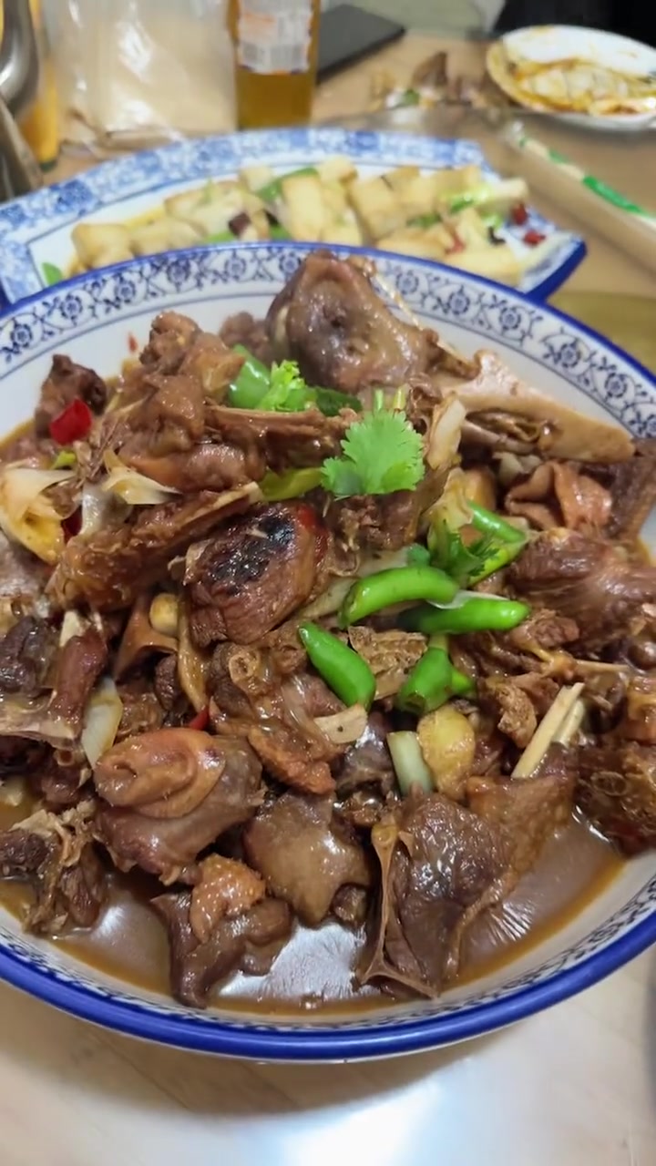 老铁们你们说大鹅有没有腰子……一上菜李校长就开始找鹅腰子……