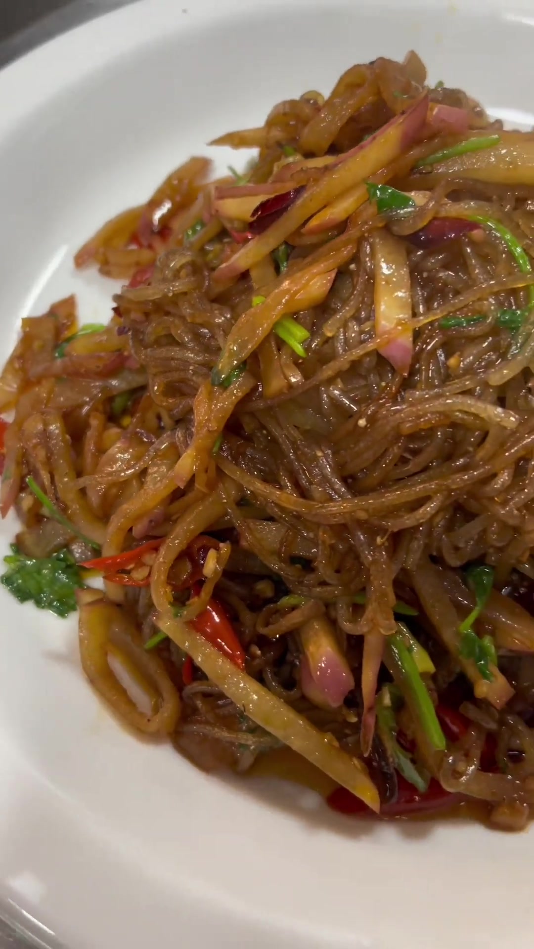 冬吃萝卜夏吃姜,天冷摆呼一道萝卜炒粉丝下饭