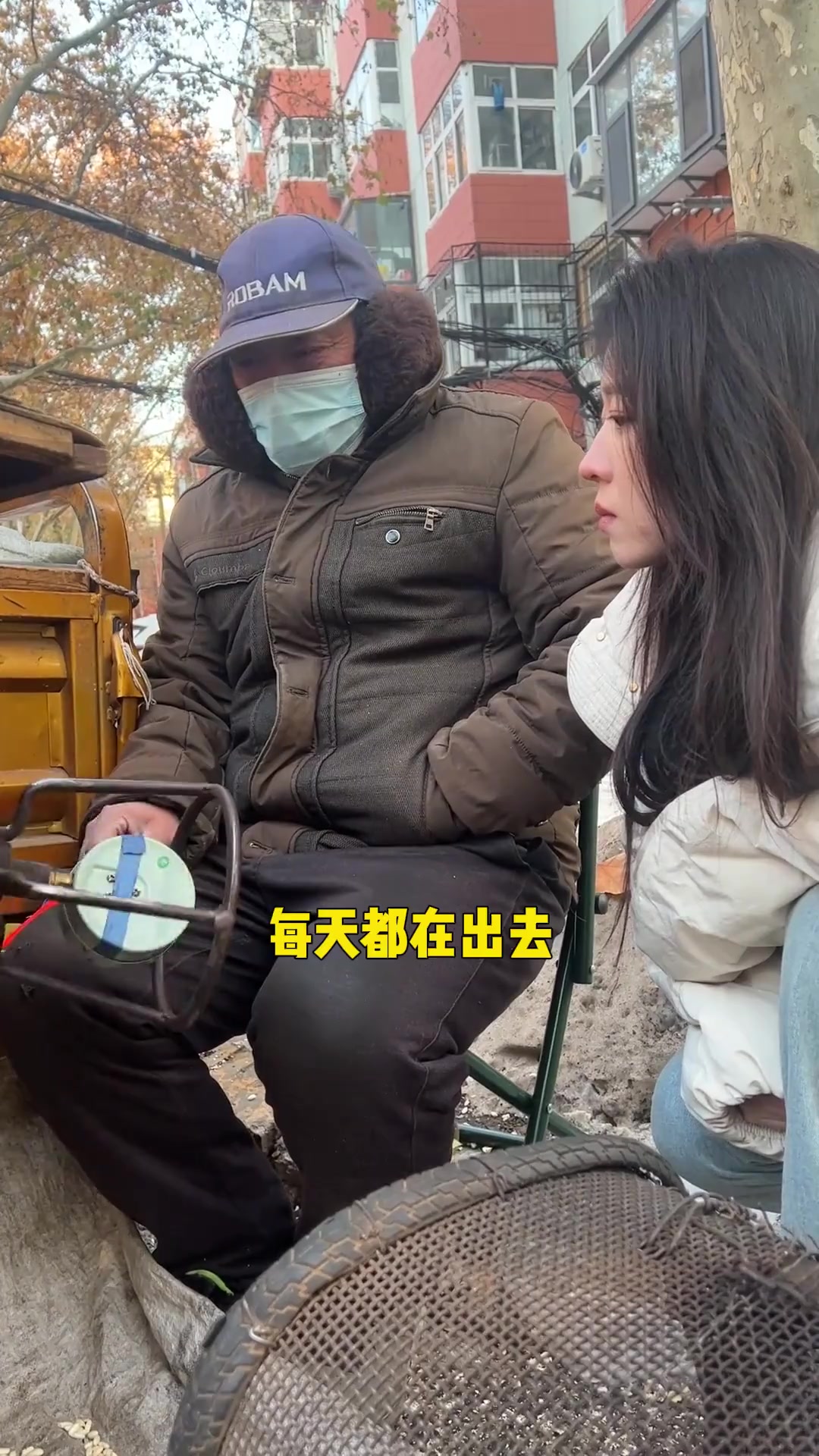 体验七块钱一锅的街头崩爆米花，这是多少人回不去的童年