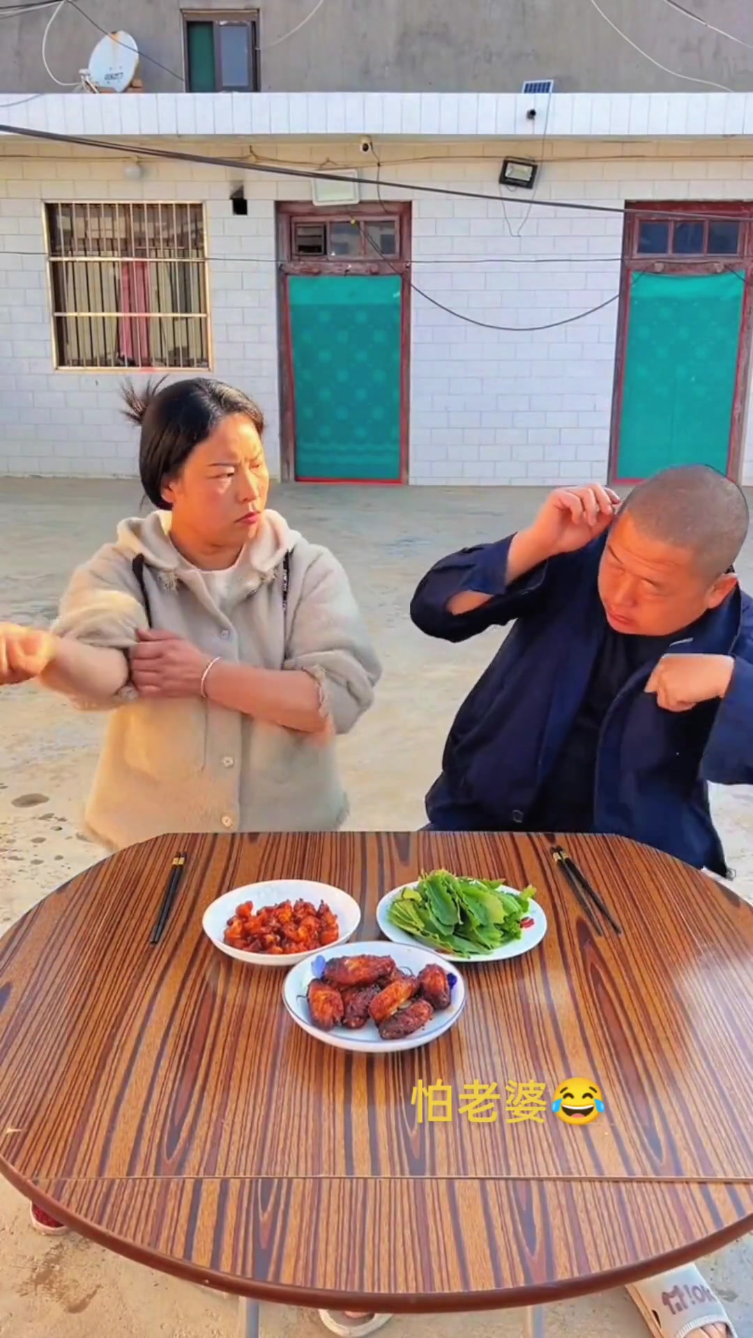 夫妻搞笑吃肉日常：这表情太逗了