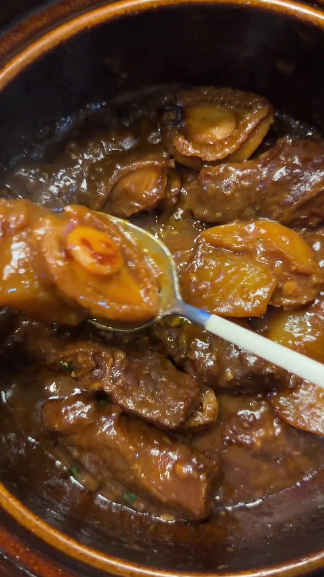 炖了小鲍鱼萝卜牛腹肉+辣炒豆干～柱侯酱口的料汁是柱侯酱3普宁豆瓣酱1沙爹酱1花生酱1虾酱1