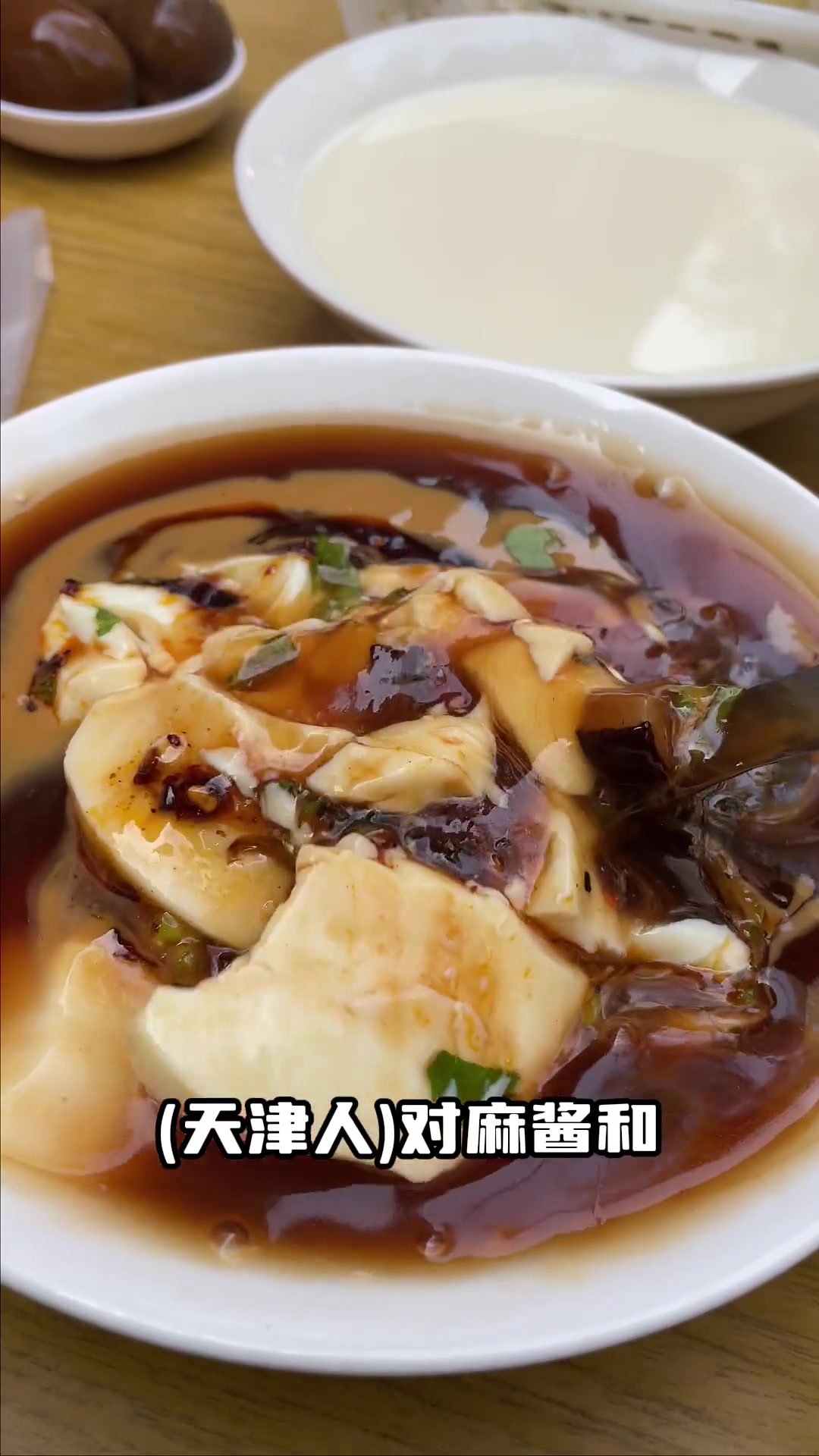煎饼果子嘎巴菜，藏在居民楼里的天津“硬核早餐”，老板人均“社牛”段子手！