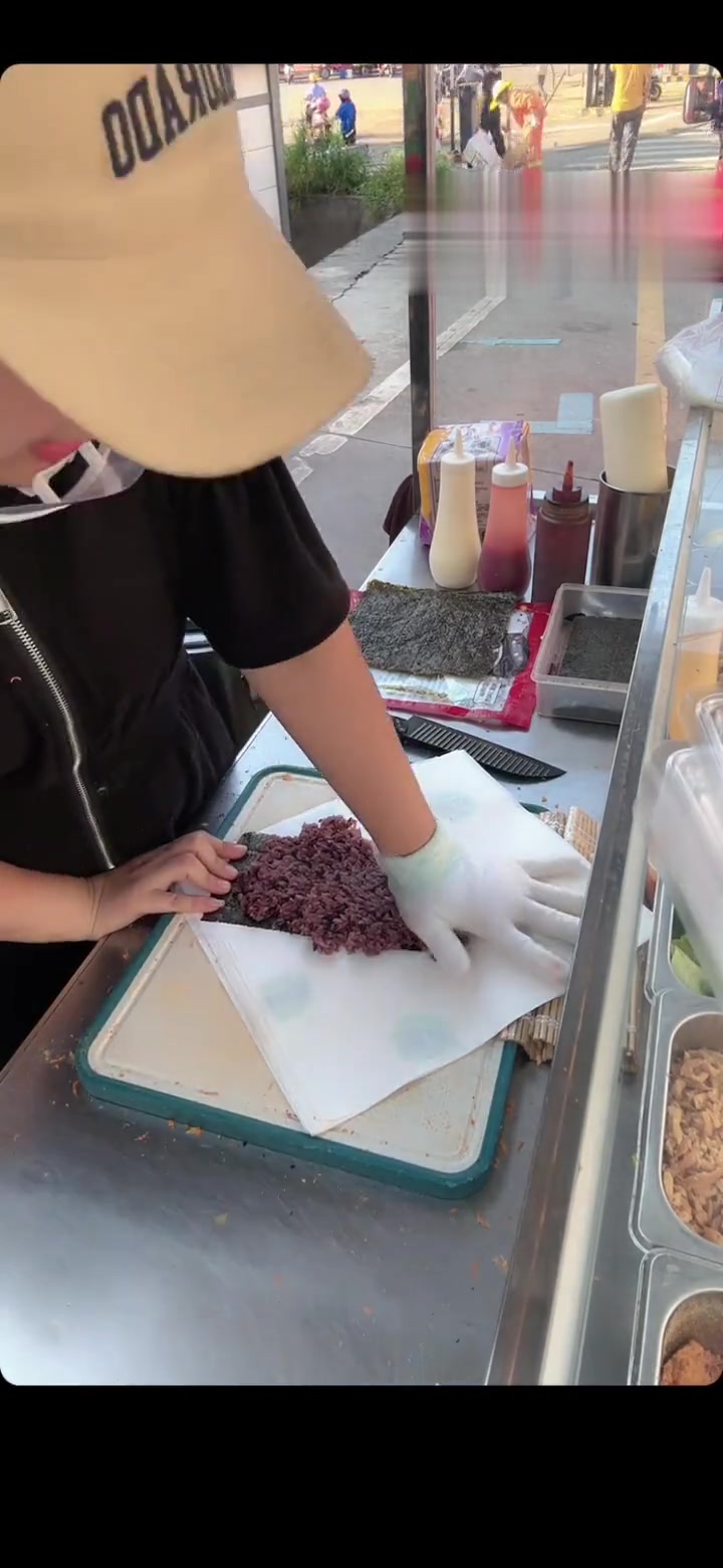 海苔包饭教程,米饭肉松这样放,轻松搞定!