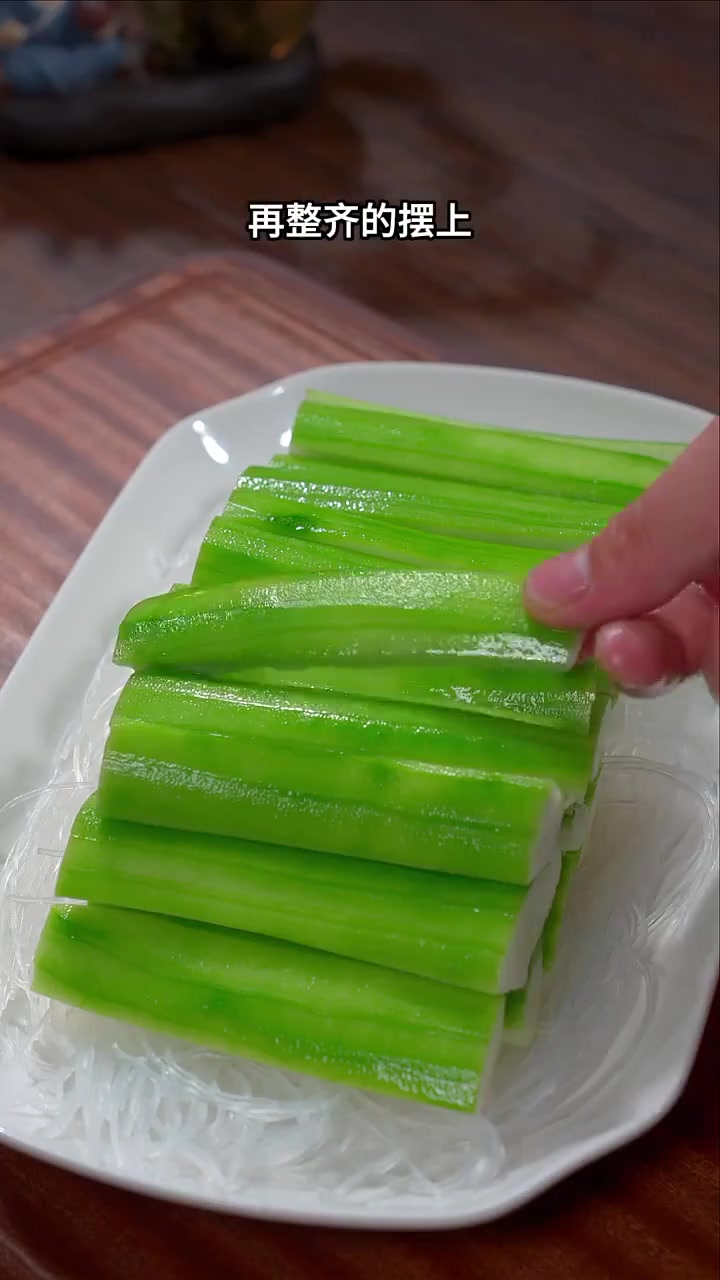 蒜蓉粉丝蒸丝瓜,清甜鲜美,做法简单一看就会～