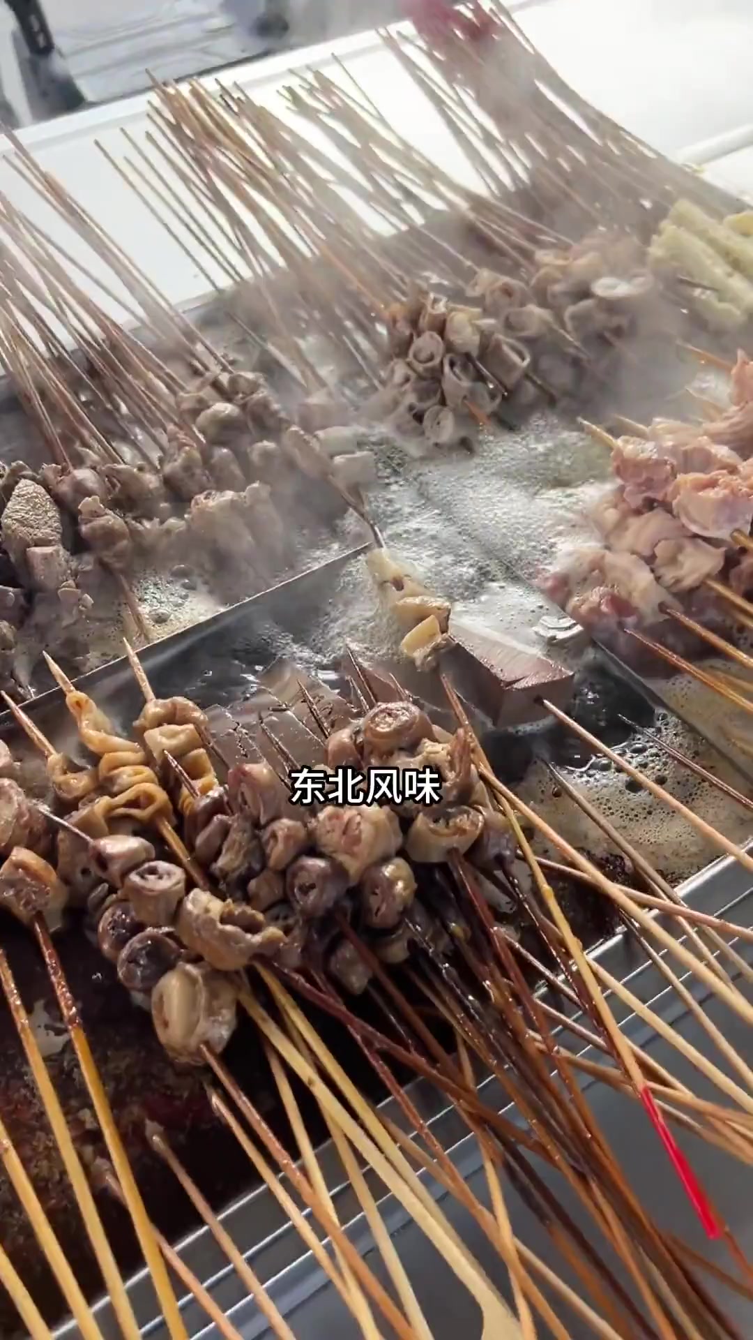 秦皇岛发现了一家地摊串串香!所有人围炉而坐,只为这口美食,太有烟火气息了!
