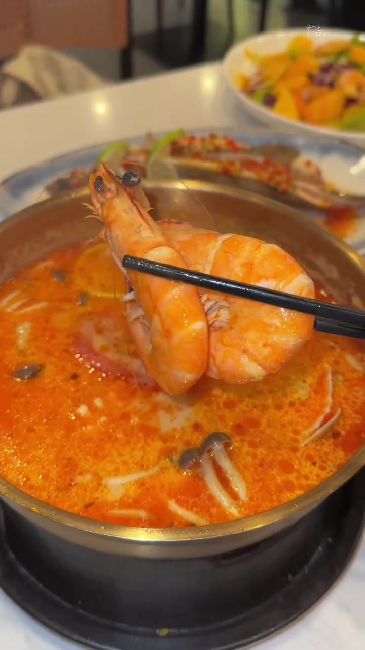 在静安寺旁边吃一顿泰国菜人均只要四十多,咖喱青蟹十足十的硬菜,泰式奶茶我太爱了!国庆可用,