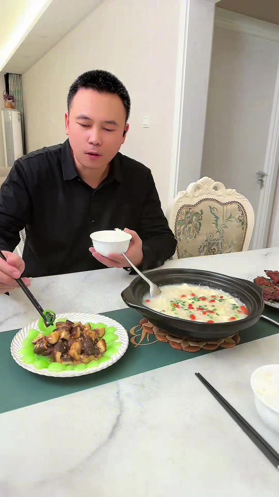 一日三餐，简简单单：鲫鱼萝卜丝豆腐汤，椒盐扇子骨，香菇油麦菜