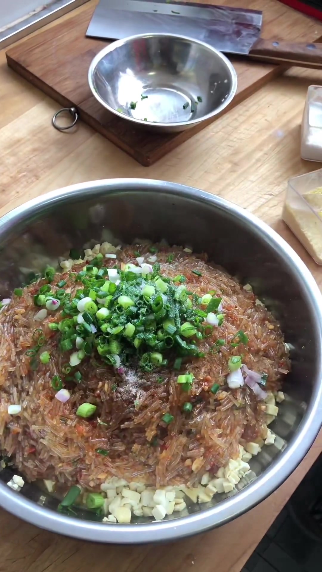 今天老妈蒸的大包子两个就饱了，快来吃包子啦