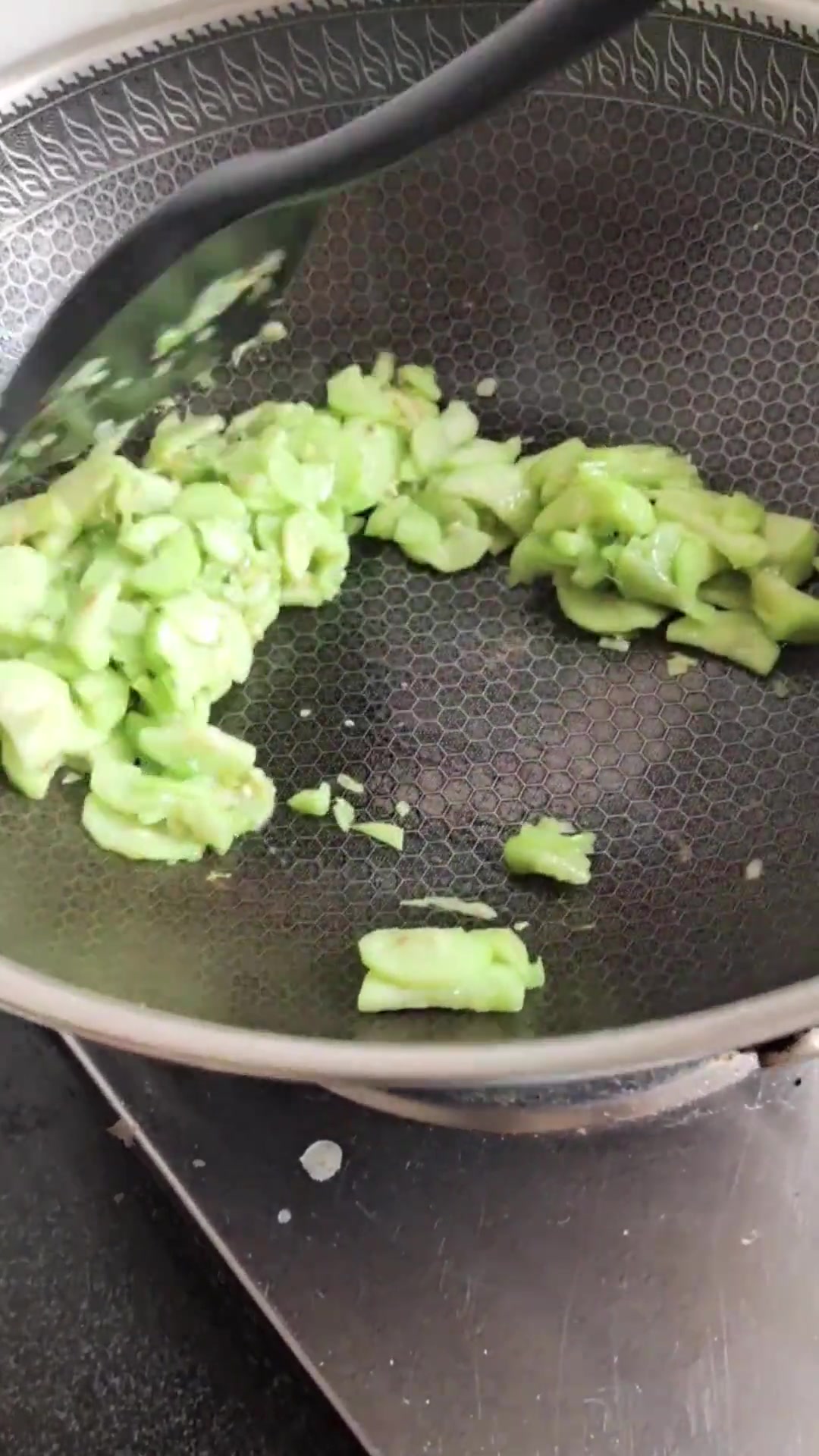 今日份三鲜丝瓜汤教程,海参扇贝柱木耳鸡蛋都有!