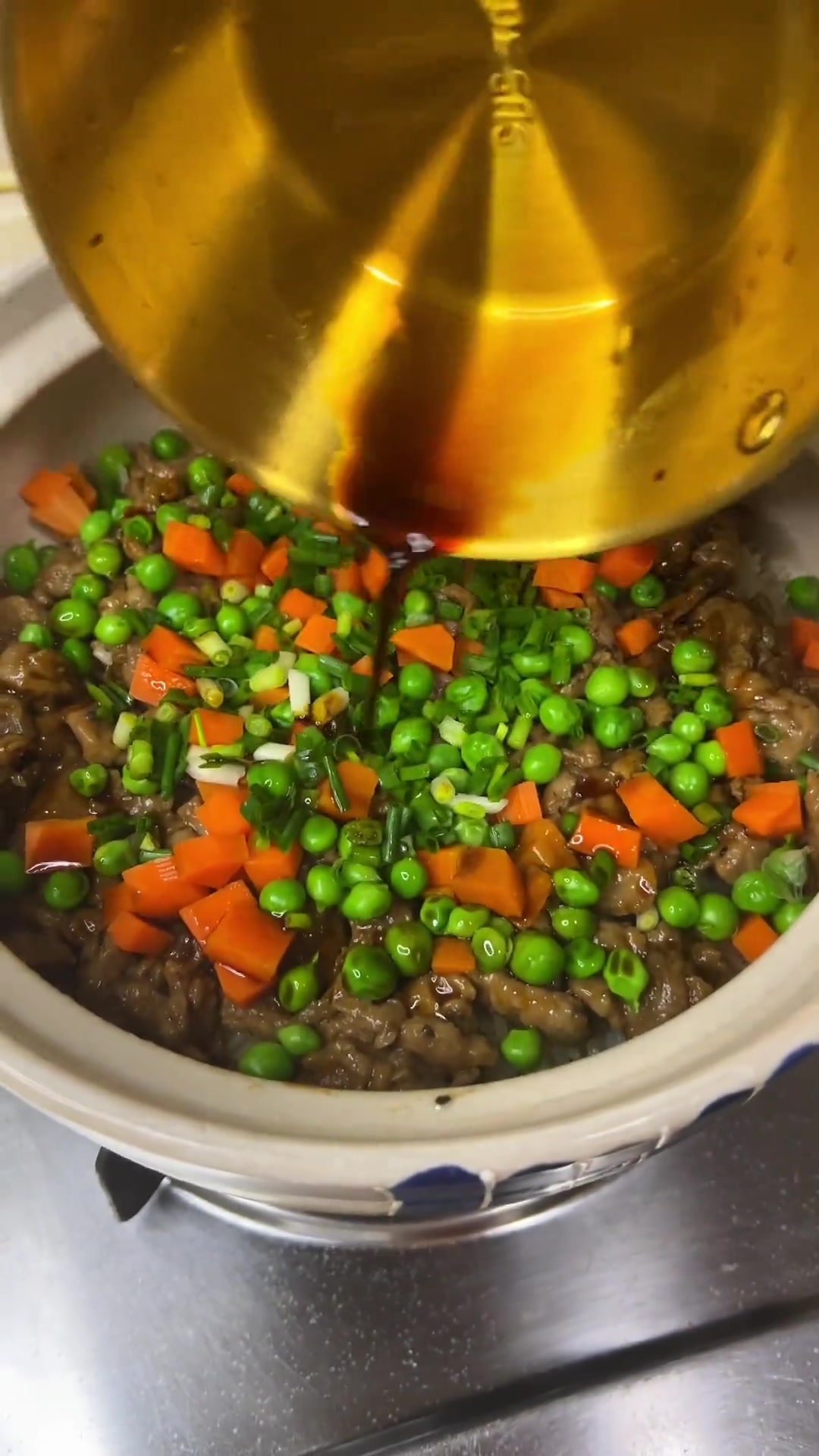 家庭版黑椒牛肉煲仔饭，味道不输路边摊，拿去摆摊咋样？