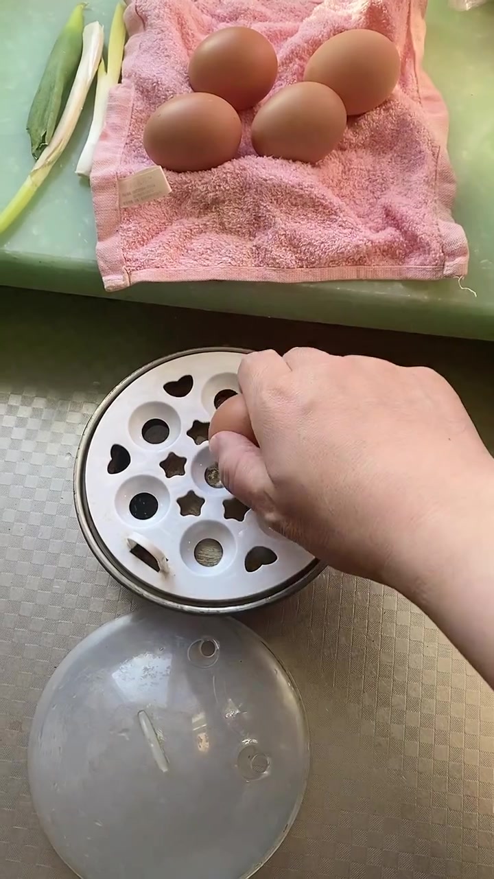今天我过生日老公起来给我煮了几个鸡蛋还给我滚滚运气哈哈哈还给我煮了一碗长寿面太幸福了谢谢老