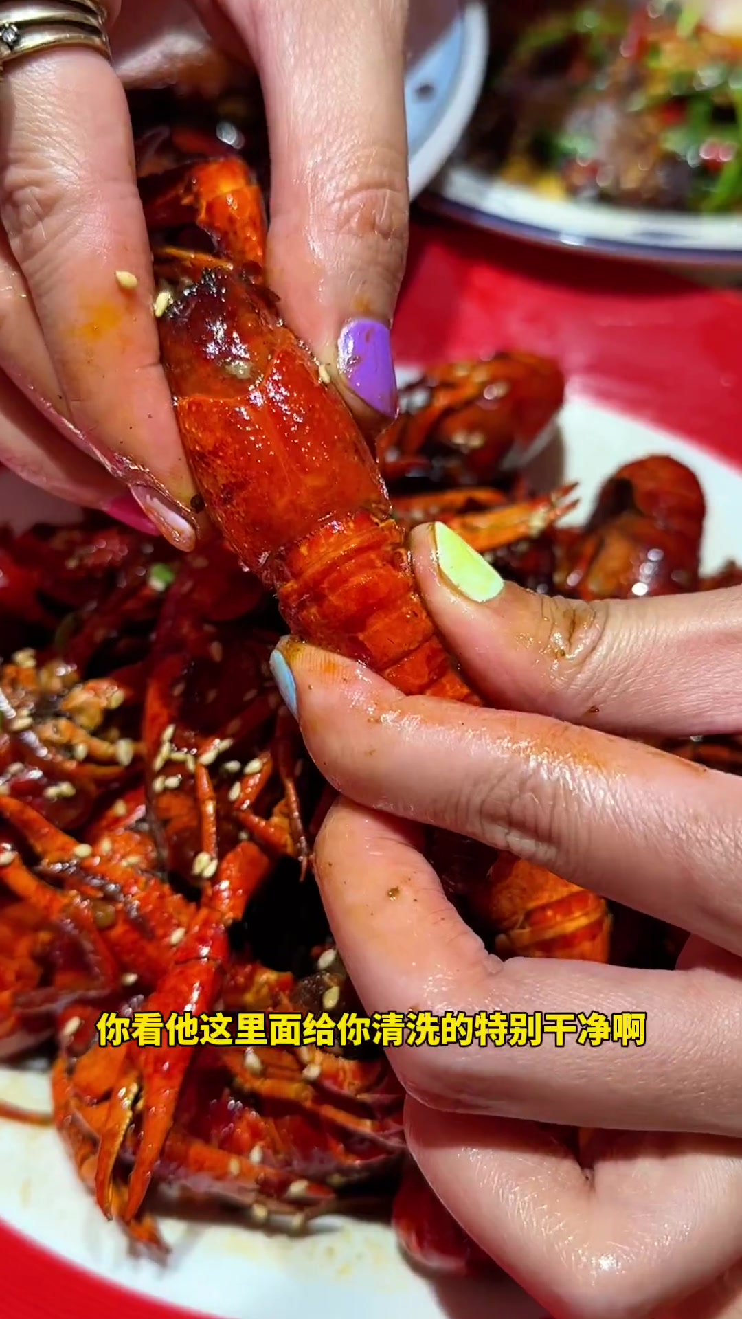 这家小龙虾的腿是真长啊!