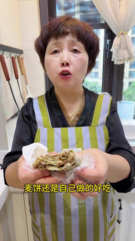 今天给家人做土豆和梅干菜肉麦饼,皮薄馅多太香啦