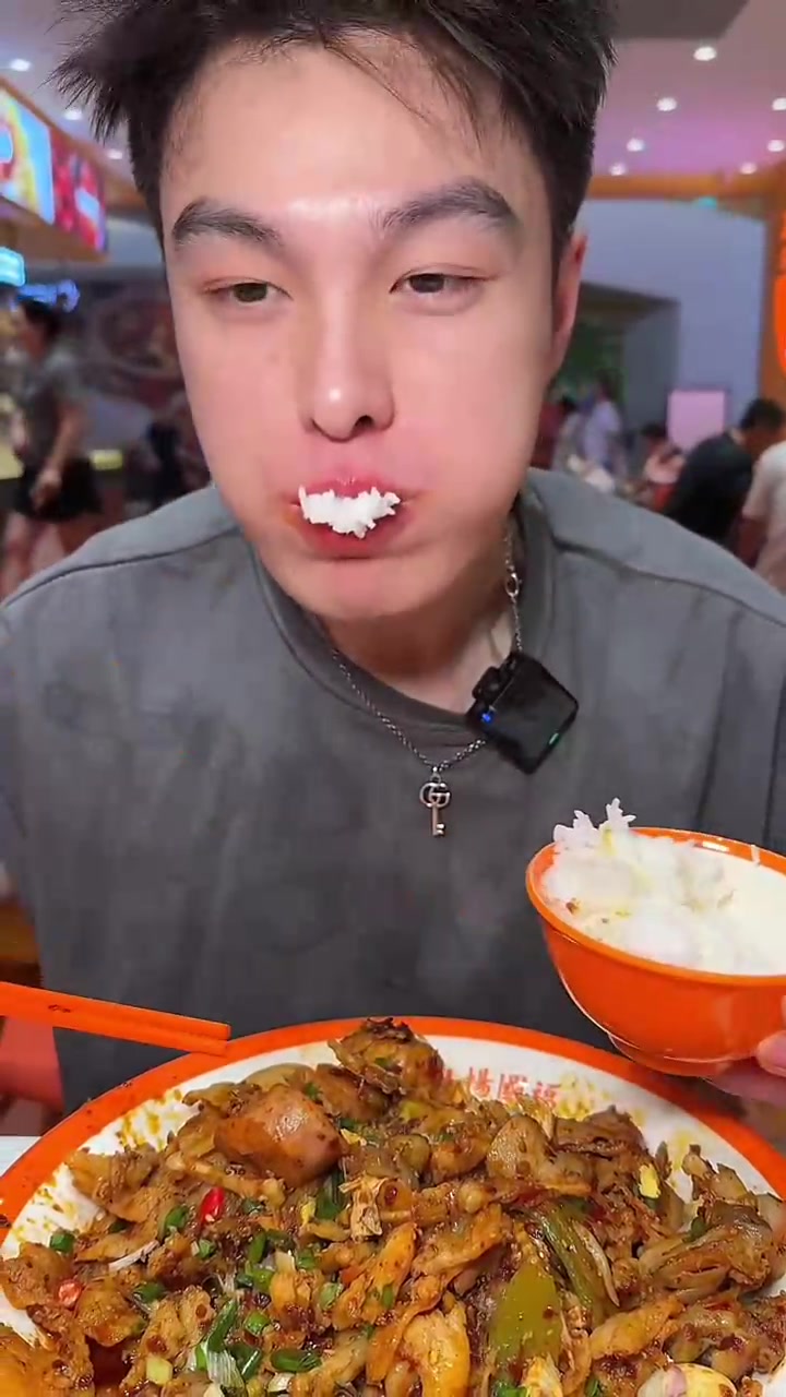 500元麻辣烫自助,遭黑粉线下真实,两人Pk阿疯竟翻车了