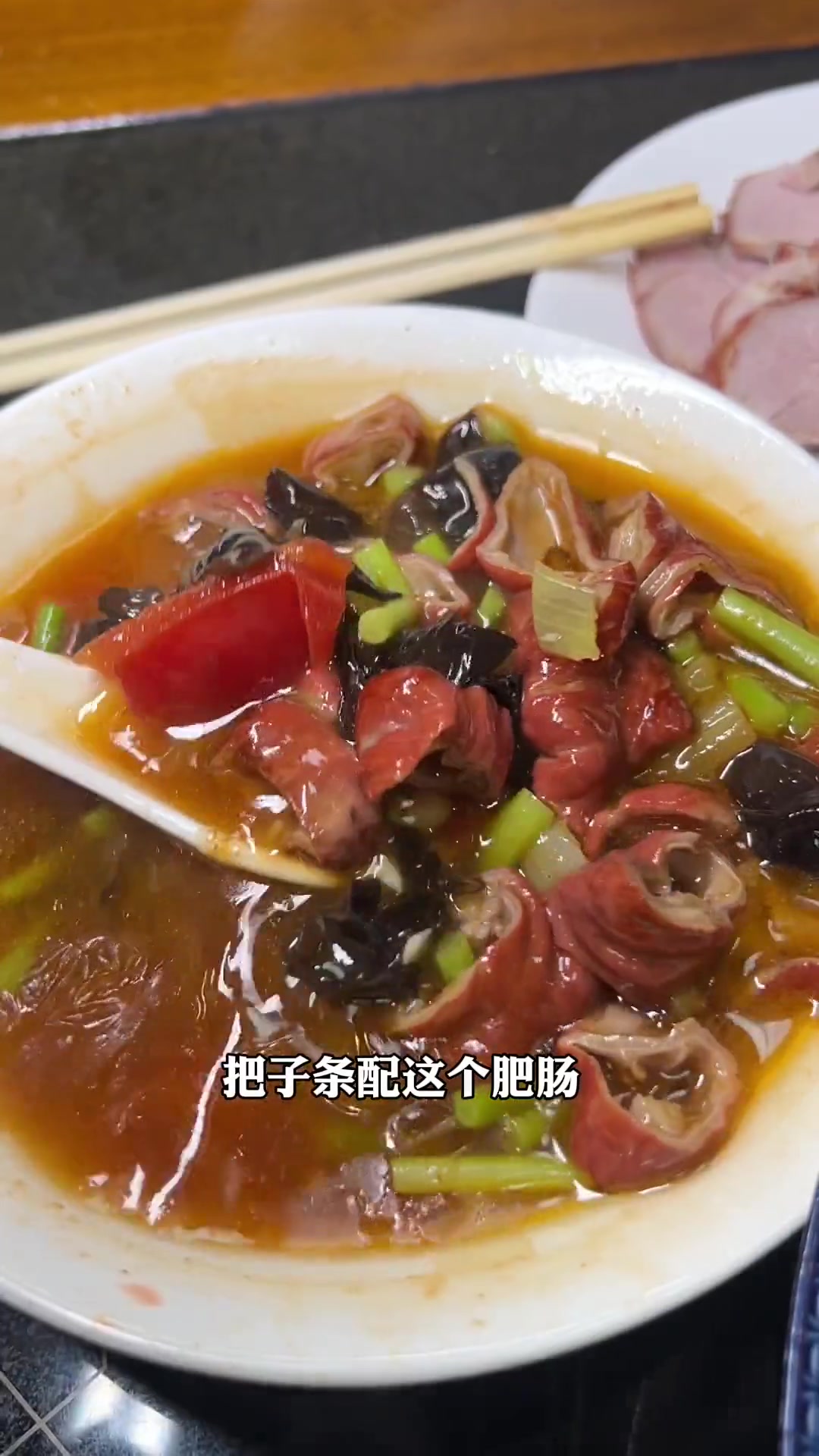 有几天没更新老店和特色小吃了,粉丝跟我说安国第一站“卜家大院”开了16年的老店,1、黑黑的