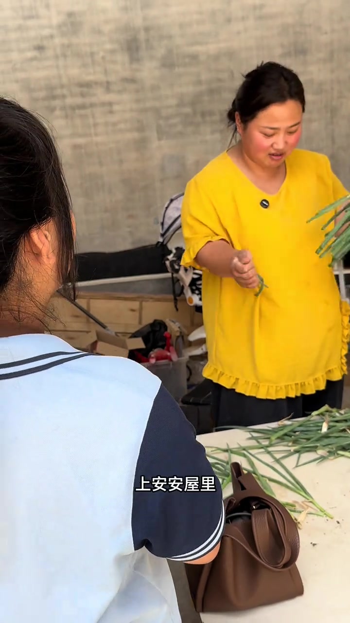 久违的家常味!婆婆展示30年的拌馅做法,白胖的猪肉大葱水饺一,出锅,直接香迷糊了!